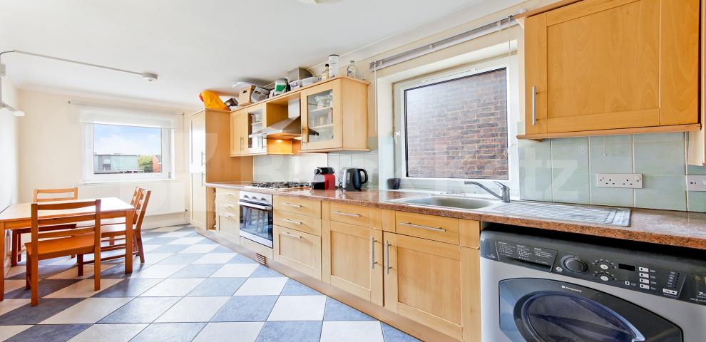 			UNDER OFFER , 3 Bedroom, 1 bath, 1 reception Apartment			 Windsor Court - Copers Road, Bermondsey